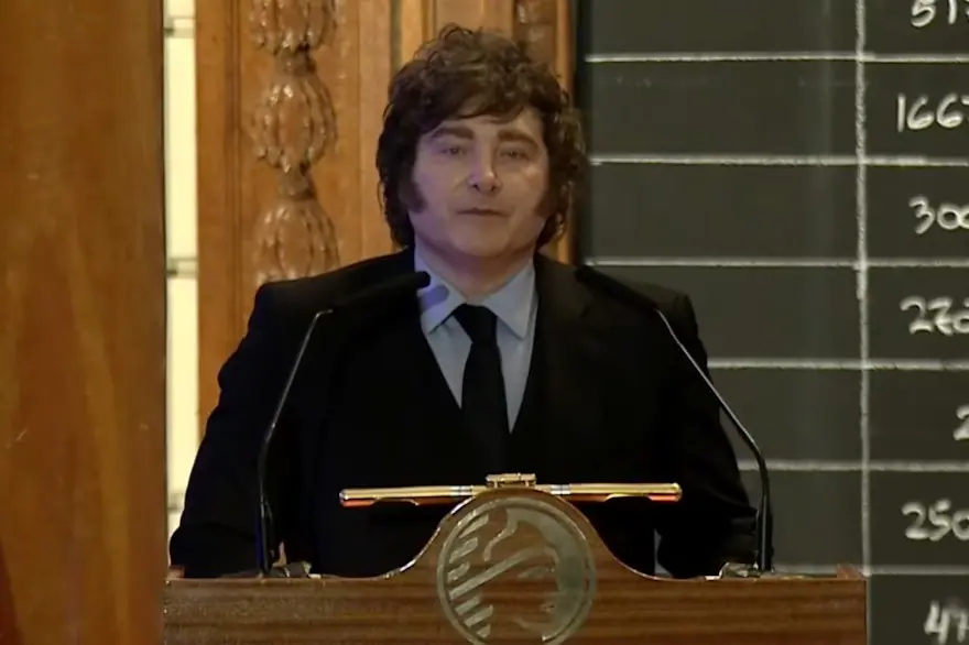 Milei defendió la propiedad privada, criticó al populismo y protagonizó un cruce con un espectador